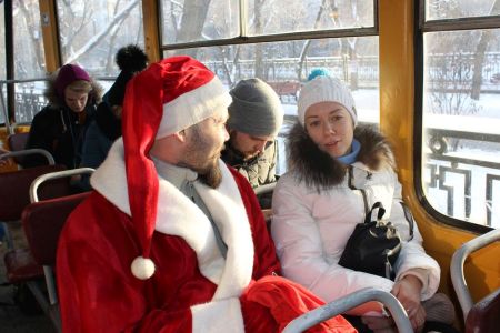 Дед Мороз и Снегурочка угостили пассажиров трамвая в Екатеринбурге пряниками и напомнили о правилах газовой безопасности