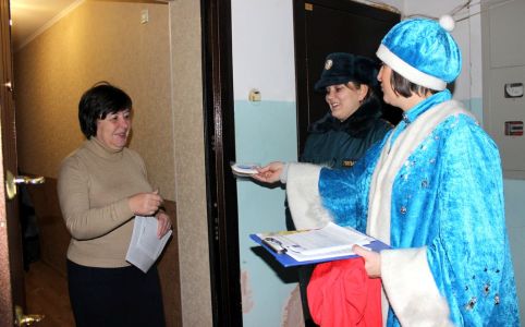 Дед Мороз и Снегурочка угостили пассажиров трамвая в Екатеринбурге пряниками и напомнили о правилах газовой безопасности