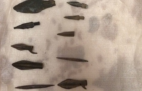 У жителя Крыма изъяли сотни предметов старины, в том числе оружие