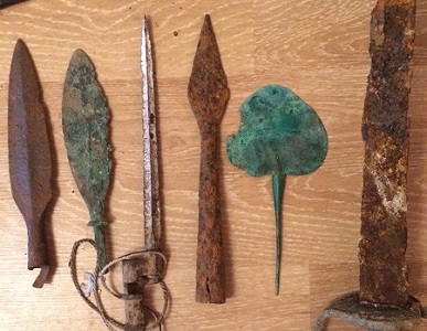 У жителя Крыма изъяли сотни предметов старины, в том числе оружие