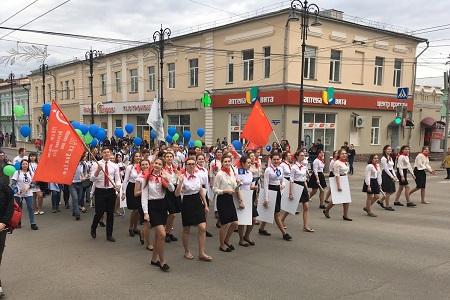 Красочным шествием встретил юбилей старейший в Сибири университет