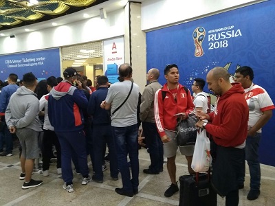Перуанцы дежурят в билетном центре FIFA в Екатеринбурге в надежде попасть на матч их команды с Францией