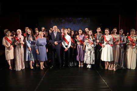 Сотню лучших выпускников школ чествовали в Назрани