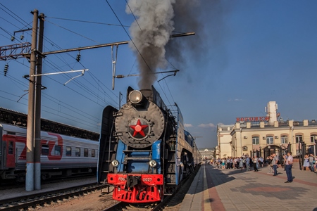 ЮВЖД в честь Дня железнодорожника отправила в Москву ретро-поезд с детьми и устроила благотворительный забег