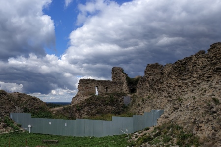 Археологические раскопки в крепости Копорье в Ленобласти продлятся до конца года