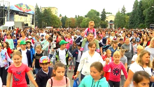Тысячи жителей Карачаево-Черкесии приняли участие в масштабных празднованиях в день республики и день Черкесска