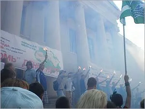 В Томске около тысячи футбольных фанатов устроили митинг и автопробег в поддержку клуба "Томь", оставшегося без финансирования