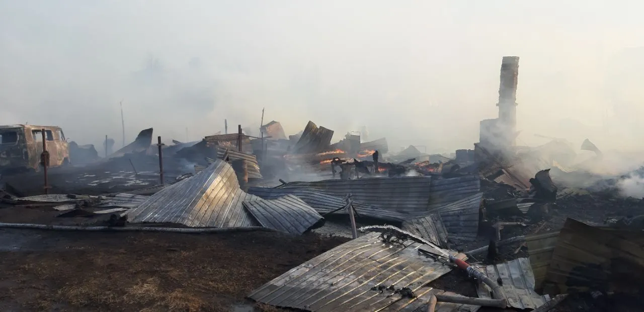 Пожарные потушили открытый огонь и приступили к разбору остатков восьми домов в иркутской Зиме