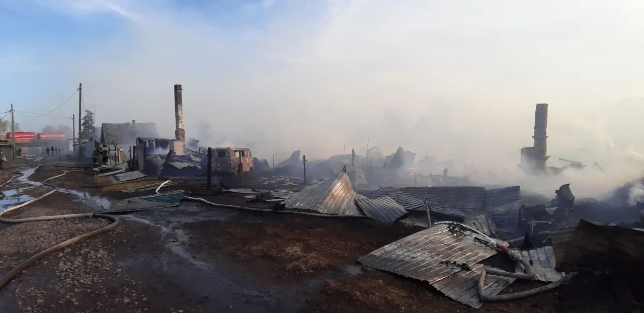 Пожарные потушили открытый огонь и приступили к разбору остатков восьми домов в иркутской Зиме