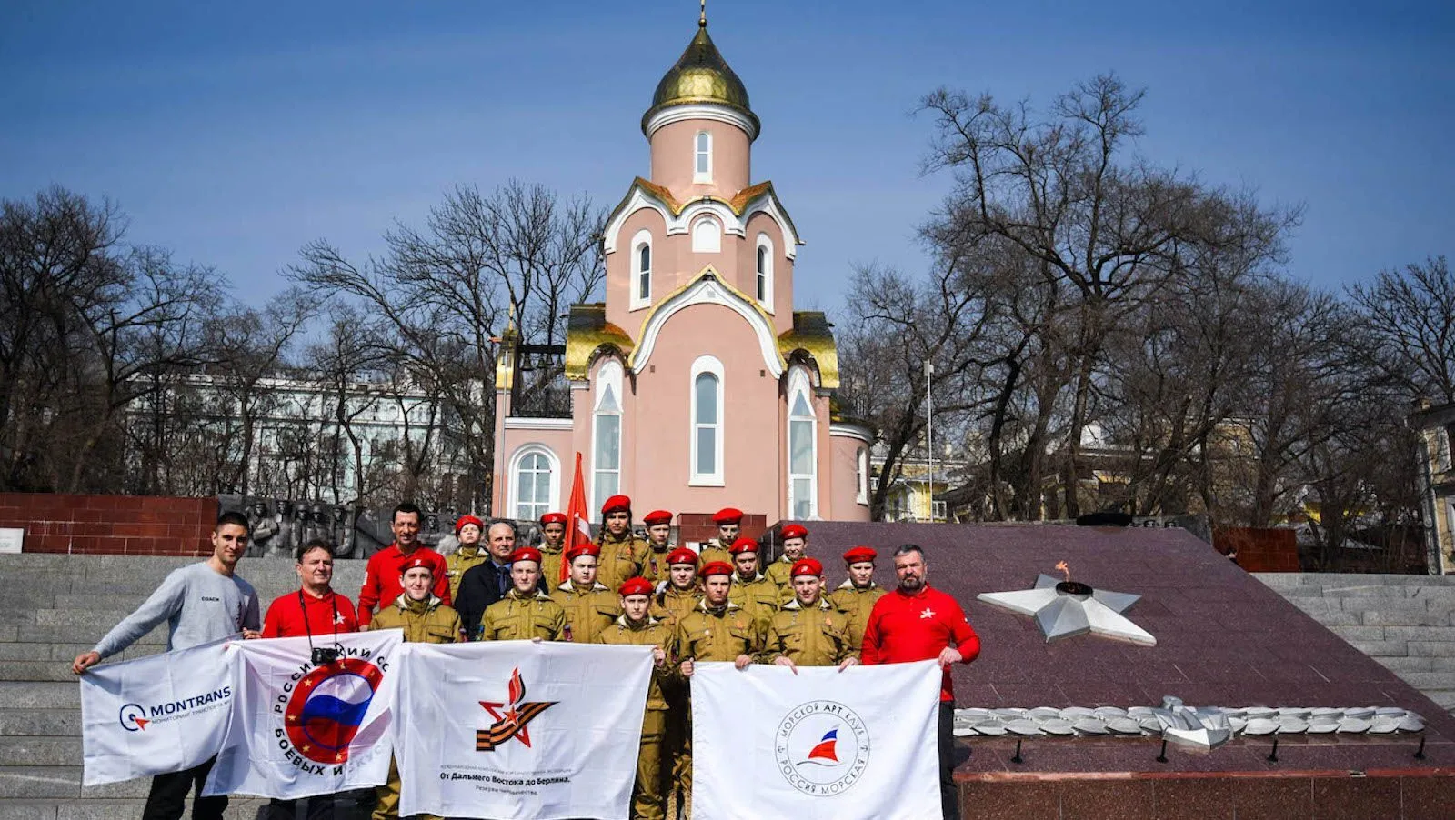 Участники международной экспедиции "От Дальнего Востока до Берлина" провели акцию "Альбом ветеранов" у здания Бундестага