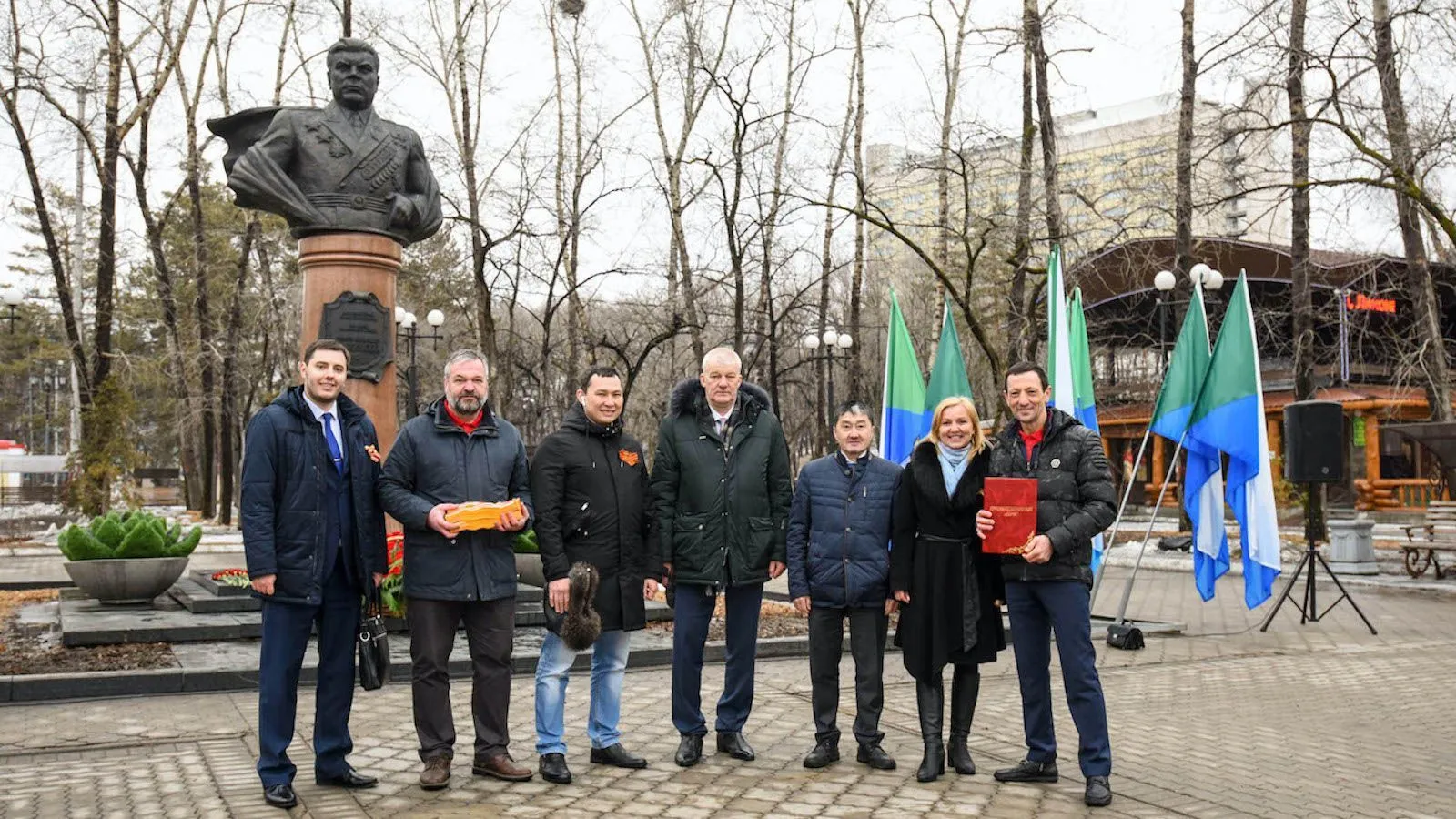 Участники международной экспедиции "От Дальнего Востока до Берлина" провели акцию "Альбом ветеранов" у здания Бундестага