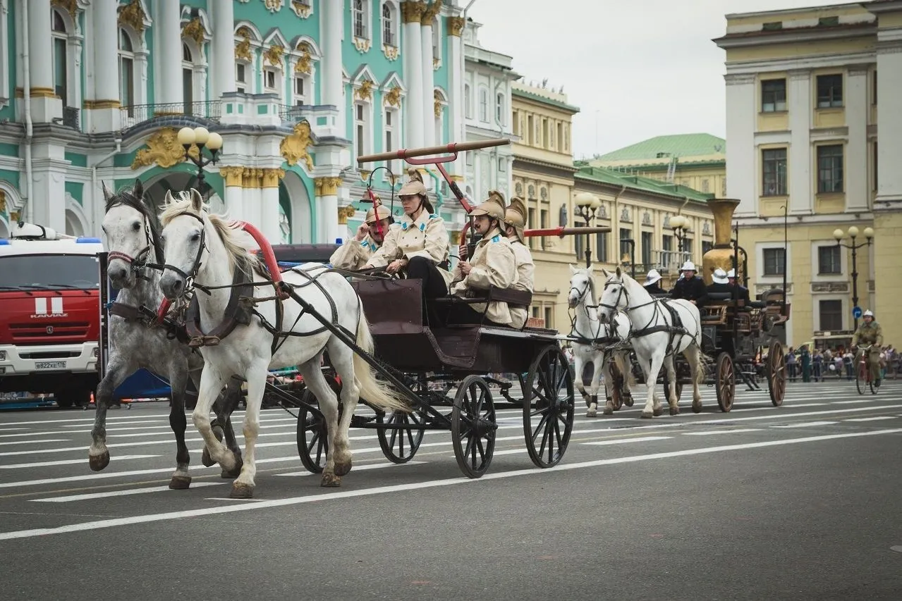 Более 800 пожарных ежедневно заступают на службу в Петербурге