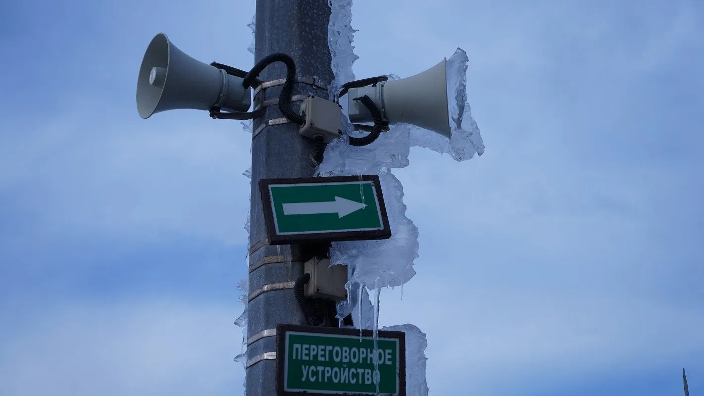 Промышленные альпинисты очищают от обледенения ванты моста на остров Русский