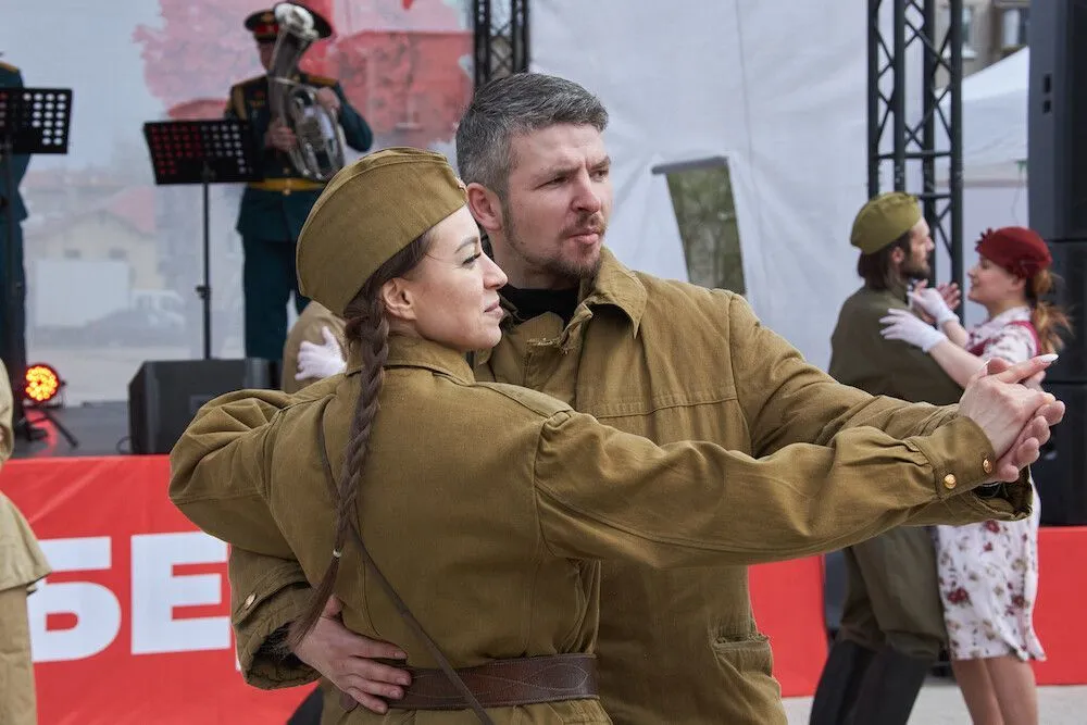 День Победы в поселке имени Свердлова Ленинградской области отметили на "Танцплощадке 45-го"