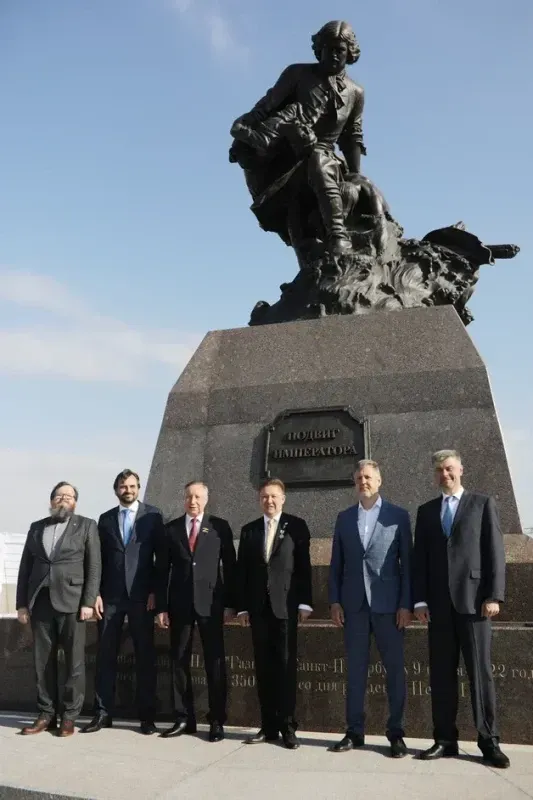 Памятник Петру I, спасающему утопающих, открыли у Лахта-центра в Петербурге