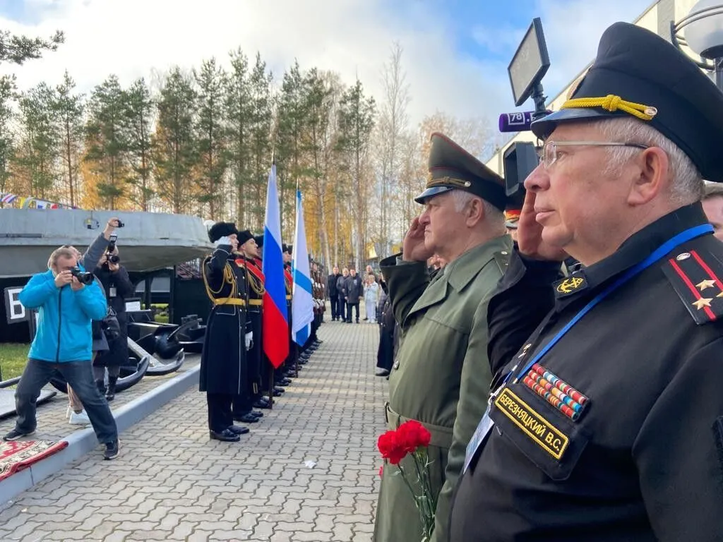 Памятник защитникам острова Сухо установлен на территории музея "Дорога жизни" в Ленинградской области