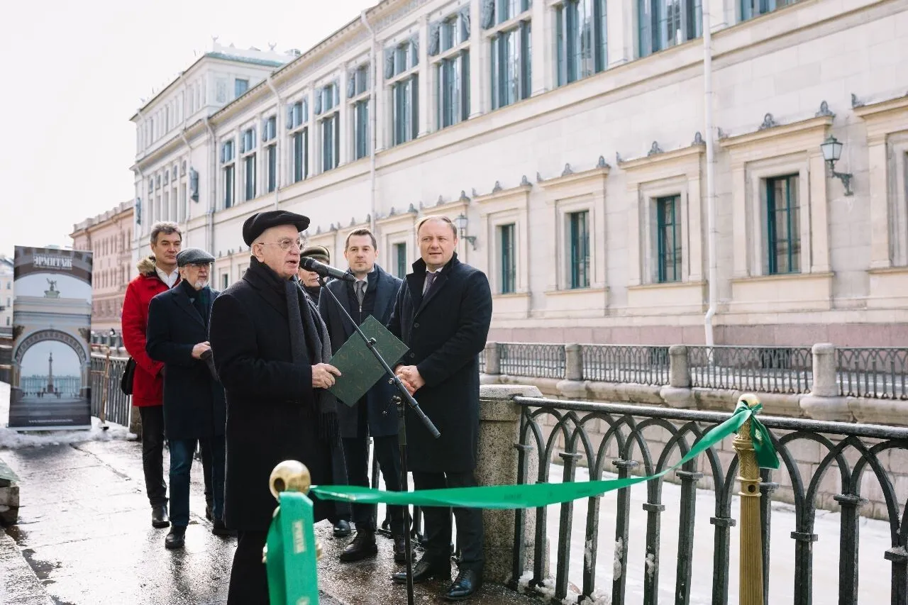 Памятная доска Петру I появилась на фасаде Эрмитажного театра в Петербурге