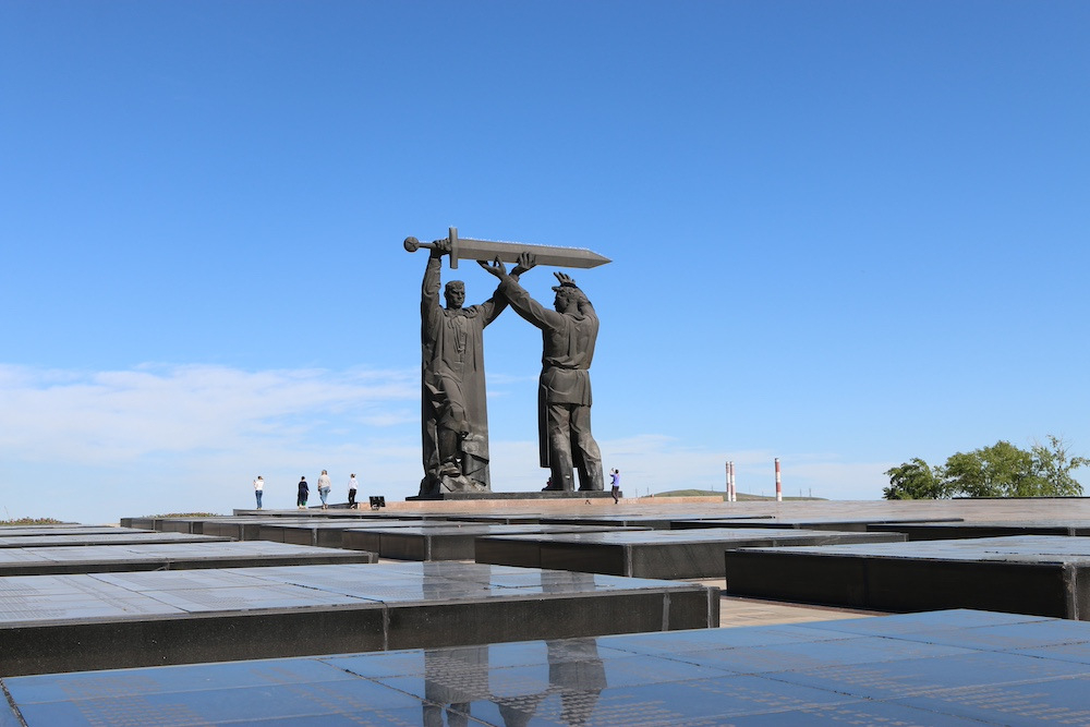 Первая часть триптиха "Меч Победы" установлена в Магнитогорске. Фото Татьяны Кочетковой / Интерфакс