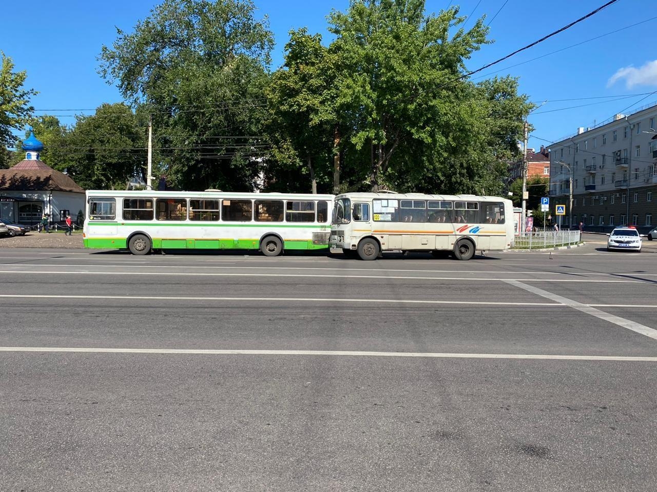 Три человека пострадали при столкновении пассажирских автобусов в Воронеже