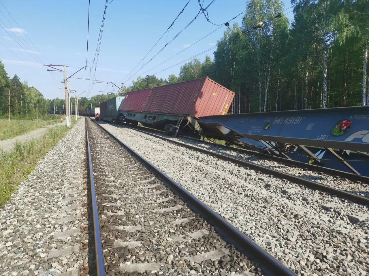 Вагоны грузового поезда сошли с рельсов в Свердловской области