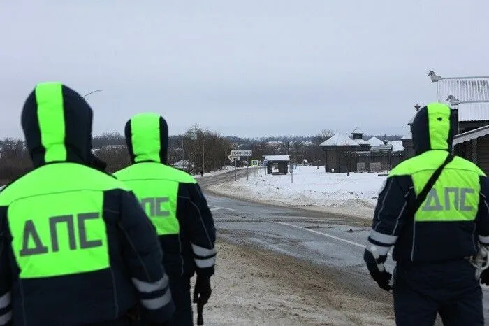 Сотрудники ДПС перекрывают движение к месту крушения военно-транспортного самолета Ил-76. Фото