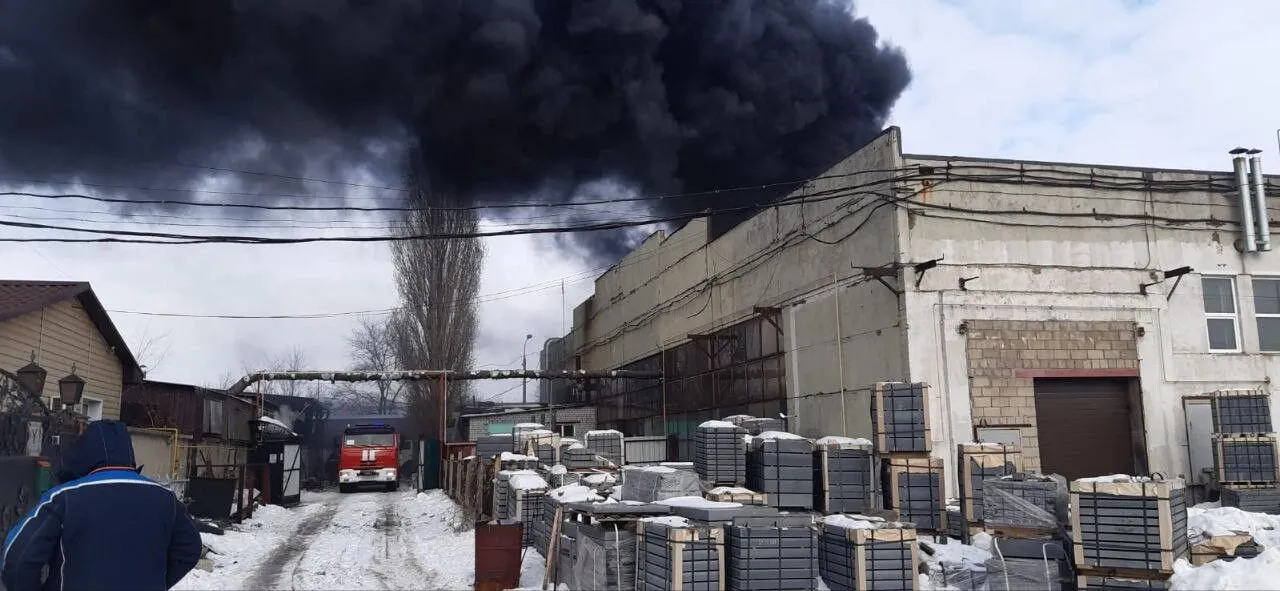 Пожарные в Волгограде потушили пожар в цехе по производству лакокрасочных покрытий. Автор фото: пресс-служба прокуратуры по Волгоградской области