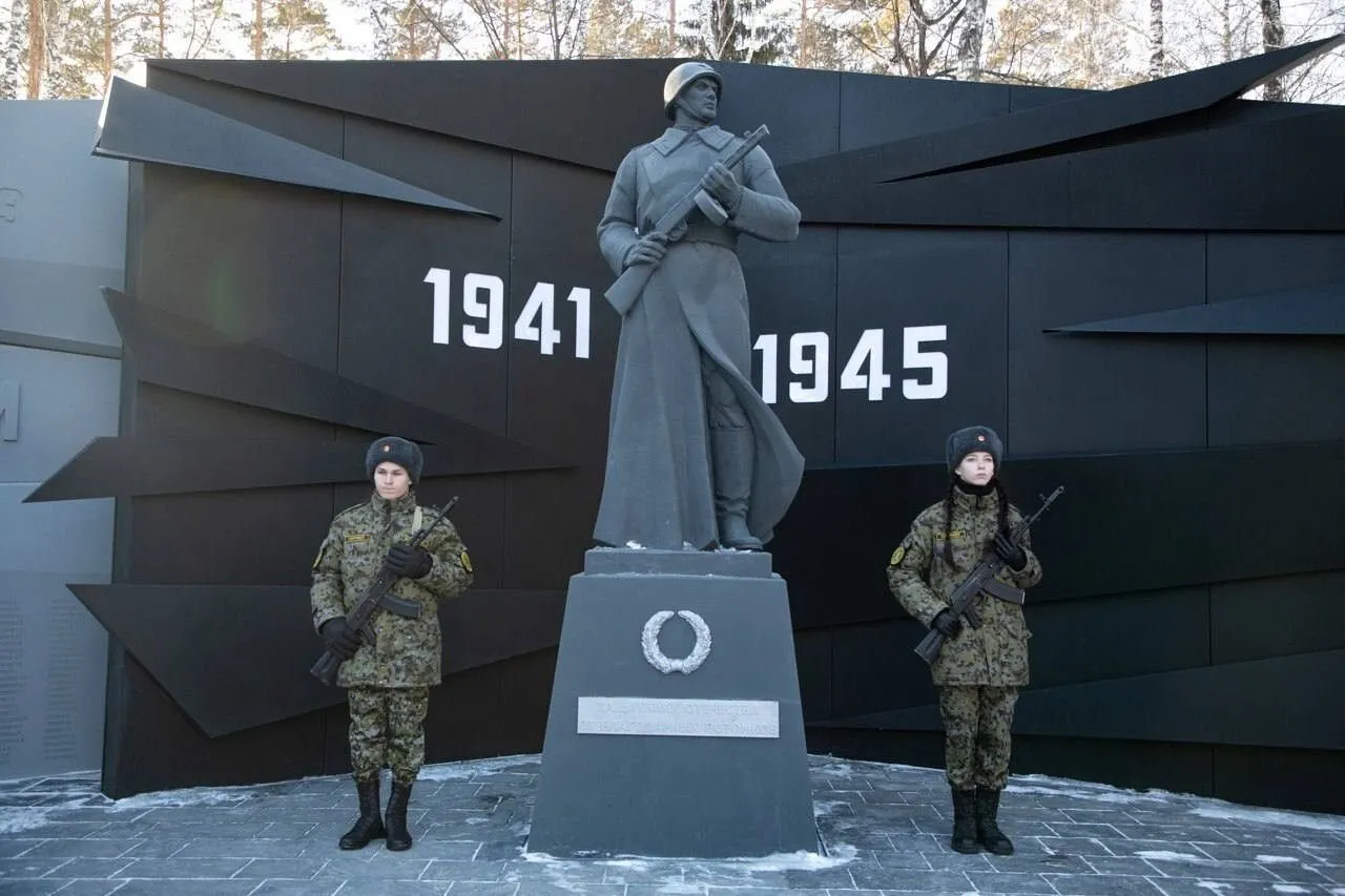 десь находится и памятник "Защитникам Отечества".