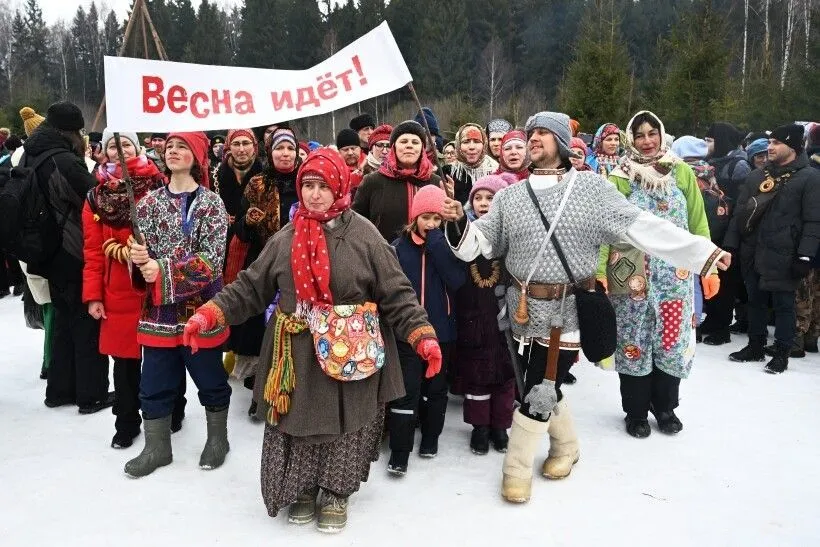 Большинство специалистов сходятся во мнении, что изначально Масленица совпадала с днем весеннего равноденствия и символизировала приход весны. Фото