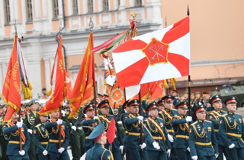 Флаг Западного военного округа на военном параде в честь Дня Победы в Великой Отечественной войне. Фото