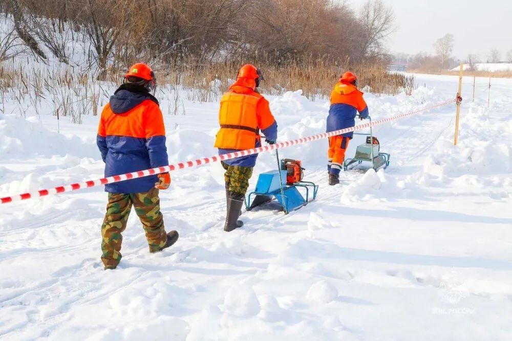 Специалисты в среду начали пилить лед на реке Тобол в Кургане.  © Фото: пресс-служба ГУ МЧС РФ по Курганской области