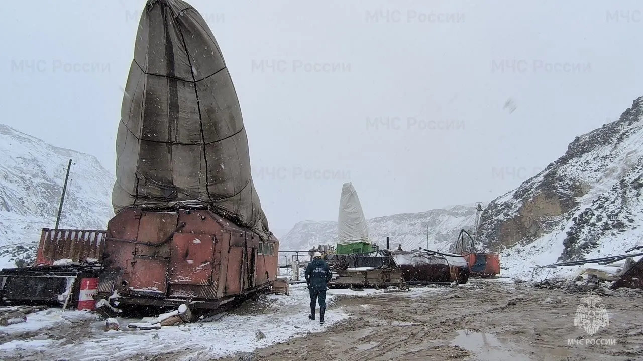 Спасатели продолжают попытки найти пустоты на месте обвала на руднике в Приамурье. Фото