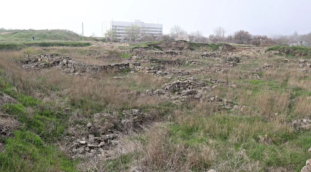 Раскоп Мирмекия на северо-востоке Керчи. Фото