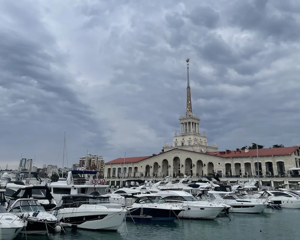 Особенно популярным направлением весной являются прибрежные курорты, такие как Сочи, Адлер и Сириус. Фото