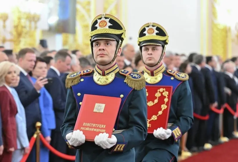 Солдаты Президентского полка вносят специальный экземпляр Конституции и знак президента на церемонию инаугурации президента РФ. Фото 