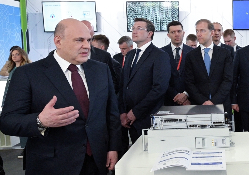 Председатель правительства РФ Михаил Мишустин обратил внимание на необходимость локализации производства машин. Фото