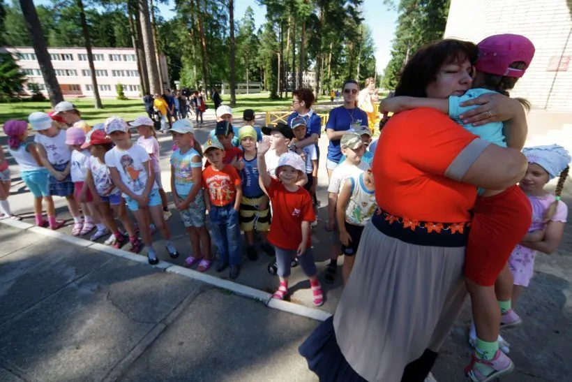 В некоторых случаях ребенка из лагеря лучше забрать. Фото