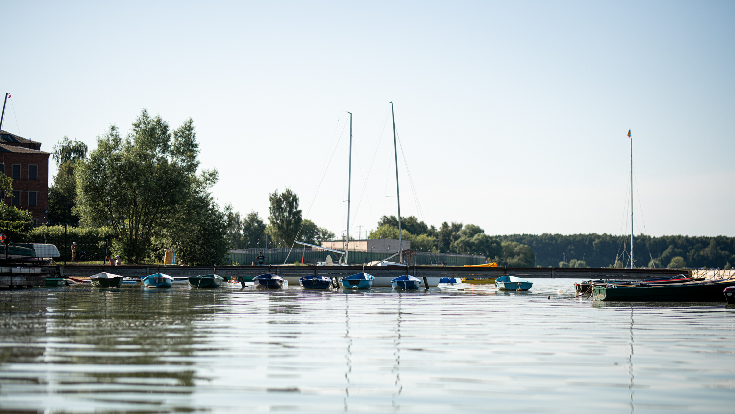 Отдых на катерах на озере Сенеж особо популярен среди романтических пар. Фотография