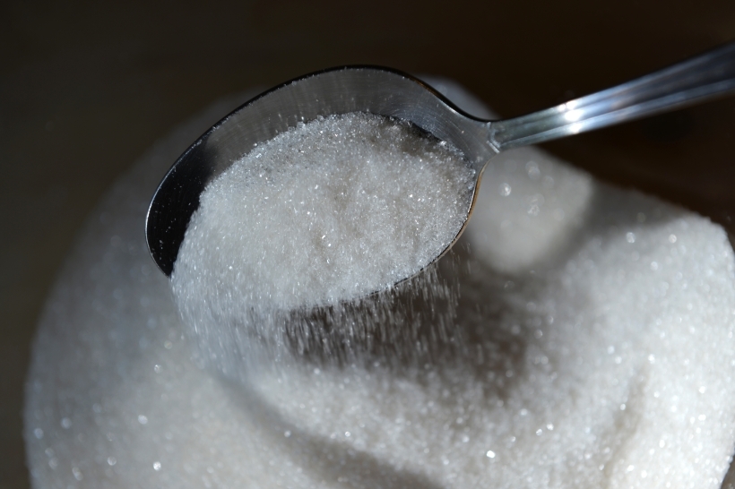 В сочетании с сахаром и сладостями кефир может вызвать расстройство ЖКТ. Фото