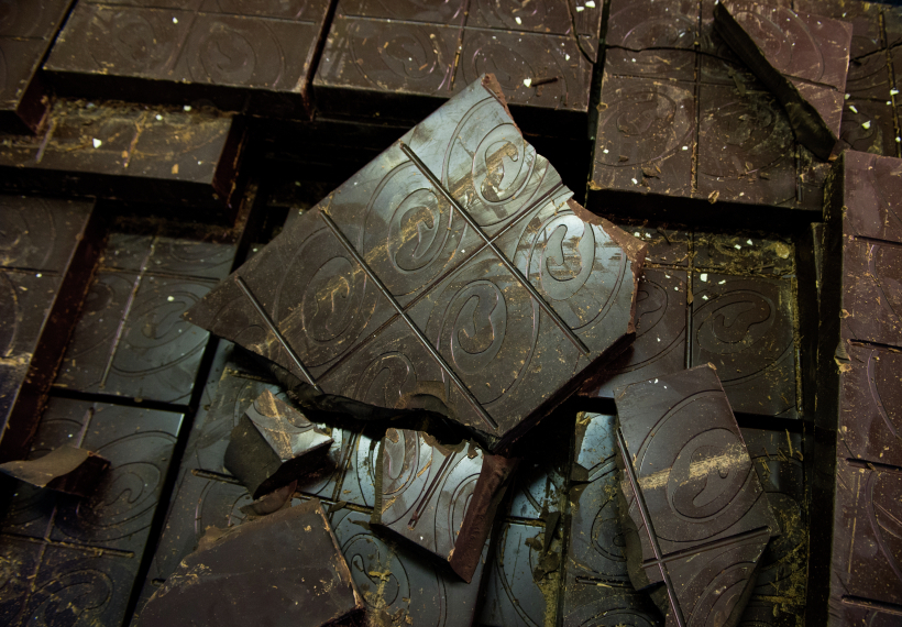 Шоколад, кроме кофеина, содержит еще и какао-бобы, которые позитивно влияют на настроение и вызывают прилив положительных эмоций. Фото