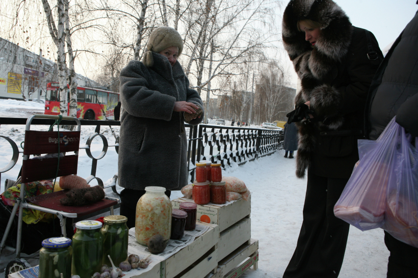 Фото. Специалисты советуют не покупать на рынке и у случайных лиц продукты домашнего консервирования в герметически закрытых банках