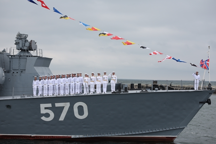Фото. Для Дня ВМФ традиционным является торжественное построение команды моряков на всех судах