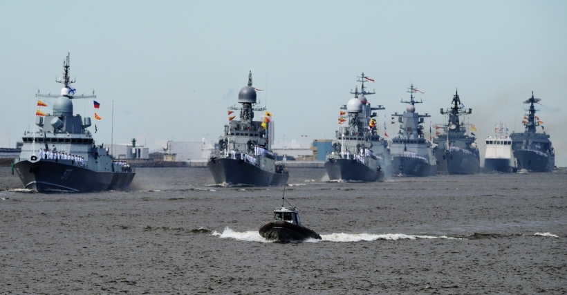 Фото. Главный морской парад проводится в акватории Невы в Санкт-Петербурге и в акватории Большого Кронштадтского рейда
