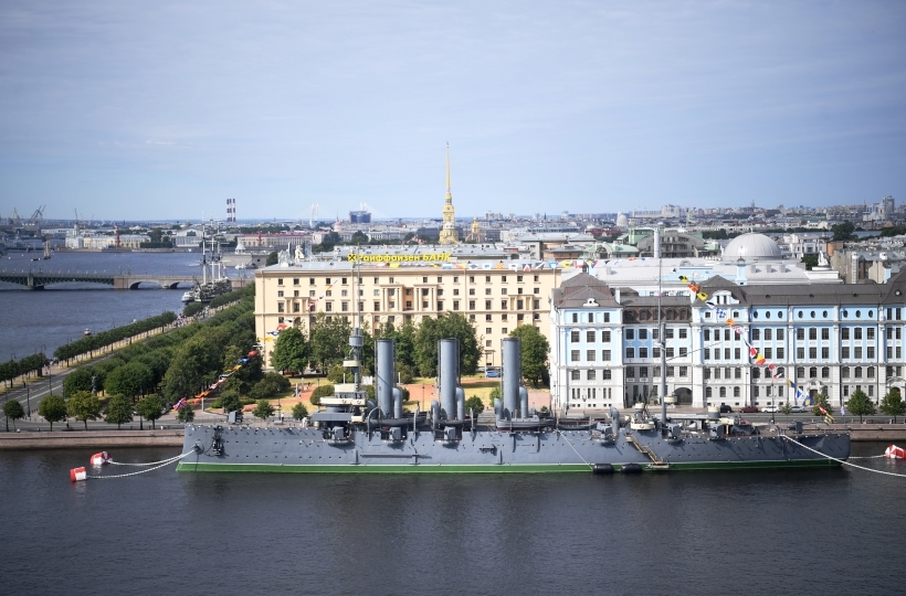 Фото. В Санкт-Петербурге празднование Дня ВМФ начинается с торжественного поднятия Андреевского флага на крейсере "Аврора"