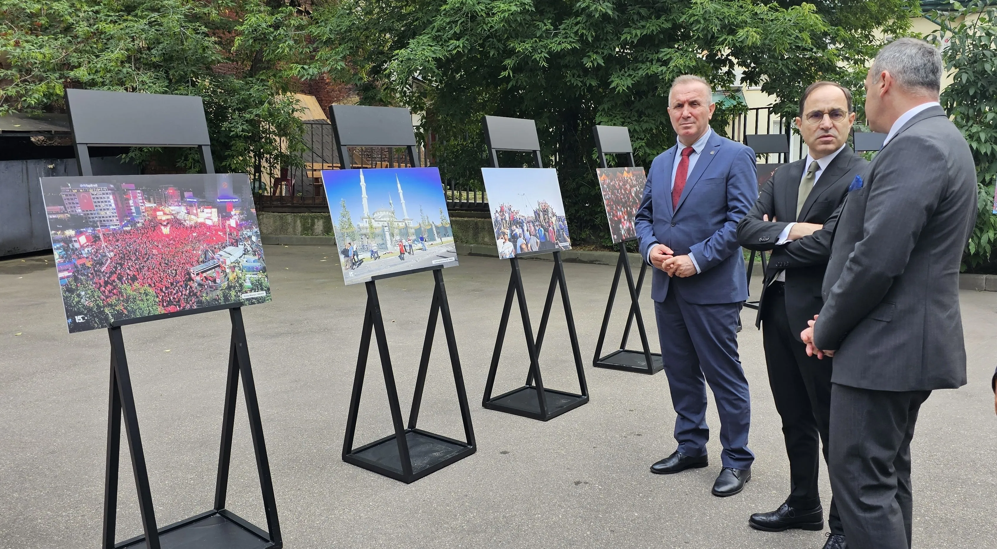 Фото. Посол Турции в России Танжу Бильгич на открытии фотовыставки в Москве, посвященной событиям в Турции 15 июля 2016 года