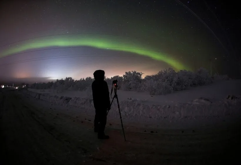 Чтобы сделать фотографию северного сияния лучше воспользоваться штативом для надежной фиксации телефона или камеры. Фото