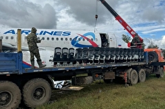 "Уральские авиалинии" начали разбор на запчасти севшего в поле самолета