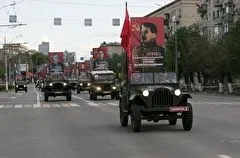 Колонна "Бессменного полка" из ретро-автомобилей проехала по улицам Волгограда