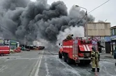 Около 200 человек и 70 единиц техники тушат пожар на рынке в Ростове-на-Дону 