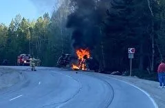 Опрокинувшийся с битумом грузовик на трассе в Иркутской области загорелся при его подъеме