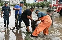 Вода продолжает поступать в подтопленную Керчь по переполненным рекам